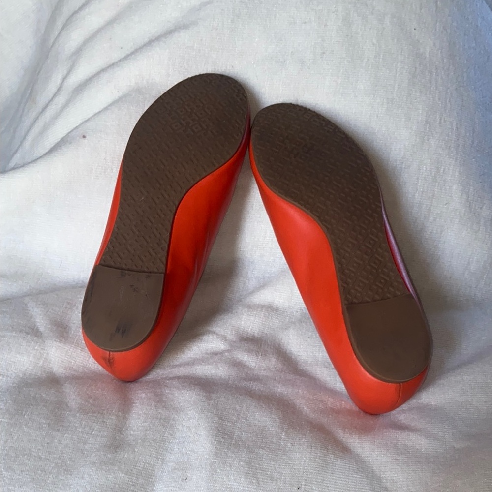 Tory Burch Orange Flats with Signature Logo - Picture 5 of 7